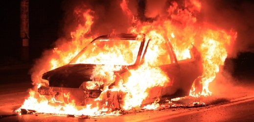 Žena zapálila muži auto, protože jí nechtěl koupit zmrzlinu (ilustrační foto).