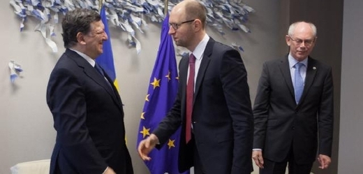 Ukrajinský premiér Jaceňuk (uprostřed) v Bruselu s šéfem EK Barrosem a prezidentem EU van Rompuyem.