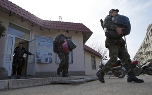 Ukrajinští letečtí důstojníci opouštějí základnu v Belbeku na Krymu.