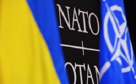 Spolupráce. Vlajky Ukrajiny a NATO.