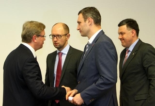 Český eurokomisař Füle (vlevo) s ukrajinskými opozičníky. 