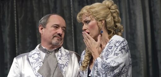 Viktor Preiss a Kateřina Brožová v komediální hře Arthura Winga Pinera Soudce v nesnázích.