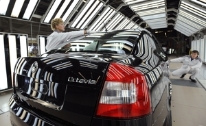 Výroba vozů Octavia v ruské Kaluze. VW kvůli Krymu investice v Rusku omezovat nehodlá.