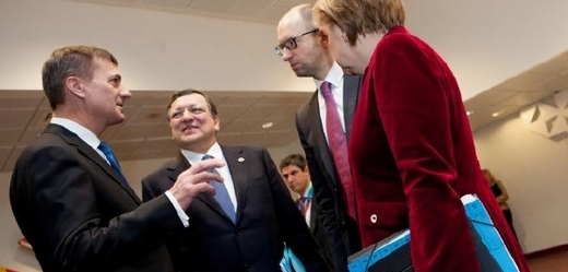 Estonský premiér Ansip (vlevo), šéf EK Barroso, ukrajinský premiér Jaceňuk a kancléřka Merkelová v Bruselu.