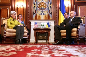 Vysoká americká diplomatka Wendy Ruth Shermanová jedná v Kyjevě s úřadujícím prezidentem Turčynovem.