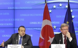 Eurokomisař Füle s tureckým ministrem pro EU Bagisem.