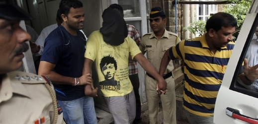 Člen jednoho z gangu znásilňovačů u soudu v Bombaji.