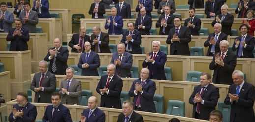 V Radě federace tleskají svému ANO připojení Krymu k Rusku.