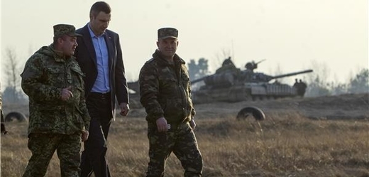 Boxerský šampion a jeden z vůdců opozice Kličko povzbuzuje ukrajinské vojáky.