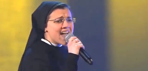 Pětadvacetiletá jeptiška Cristina zpívala píseň od Alicie Keys.