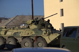 Obrněný vůz na základně Belbek na Krymu.