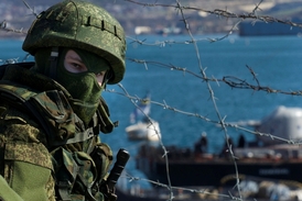 Ruský voják v krymském přístavním městě Sevastopol.