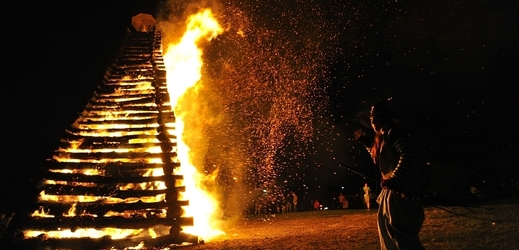 Na každém stanovišti akci pořádá takzvaný čert. Schází se tam však většinou více lidí, kteří obvykle zapalují ohně a oslavují příchod jara (ilustrační foto).