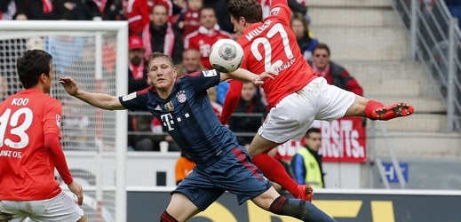Momentka ze zápasu Mohuče s Bayernem.