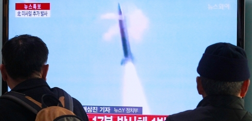 Lidé sledují test severokorejské rakety.