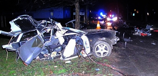 V Českých Budějovicích havaroval vůz ujíždějící policejní hlídce. Na místě zemřel čtyřicetiletý řidič i jeho spolujezdkyně.