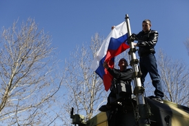 Na Krymu vlají ruské vlajky.