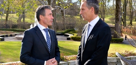 Dosavadní a budoucí šéf NASO. Rasmussen (vlevo) a Stoltenberg.
