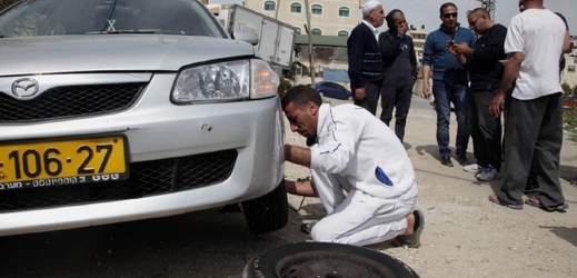 Propíchané pneumatiky aut Arabů v Jeruzalémě.
