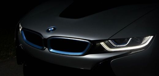 BMW i8 bude prvním vozem s laserovými světlomety.