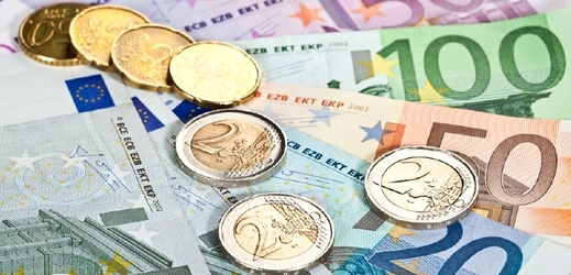 Podle dřívějšího vyjádření premiéra Bohuslava Sobotky by se Česko hlavními opatřeními paktu řídilo až po přijetí eura (ilustrační foto).