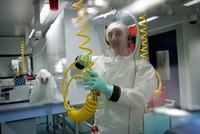 Zkoumání viru ebola v laboratoři P4 European High Level Security Laboratory (EHLS) v Lyonu. 