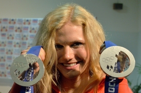 Gabriela Soukalová s olympijskými medailemi.