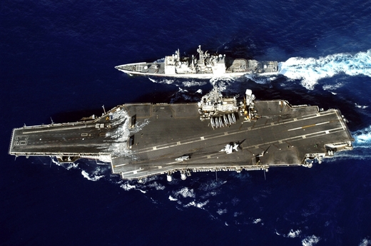 USS Vincennes vedle letadlovky USS Kitty Hawk. Že by si americká špionáž spletla makety těchto lodí?