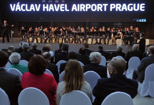 Slavnost při přejmenování letiště v Praze.