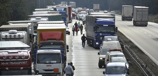 Po nejvytíženější tuzemské dálnici přes Vysočinu denně projede kolem 35 tisíc vozidel, blíže k Brnu a Praze intenzita dopravy ještě stoupá (ilustrační foto).