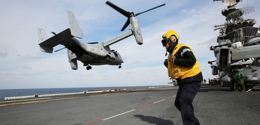 Osprey startuje z americké vojenské lodi USS Kearsarge.  