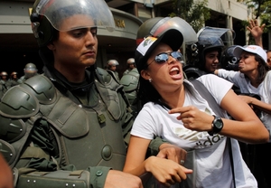 Demonstrance proti Lópezovu zatčení před justičním palácem v Caracasu.