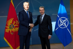 Šéf NATO při setkání s černohorským premiérem.