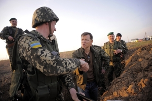 Ukrajiinští vojáci u hranic s Krymem.