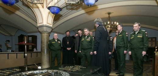 Ruský ministr obrany Sergej Šojgu v katedrále svatého Vladimíra v Sevastopolu, Krym.