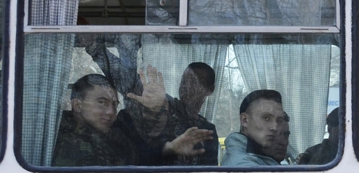 Ukrajinští vojáci opouštějí základnu ve Feodosii na Krymu.