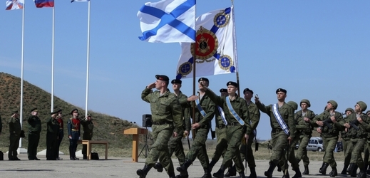 Ruská námořní pěchota pochoduje s ruským námořnictvem na základně v Sevastopolu, Krym.