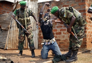 Rwandští vojáci AU odzbrojují středoafrického křesťana. 