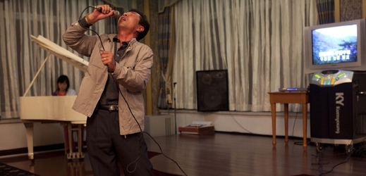 Muž v Severní Koreji zpívá karaoke.