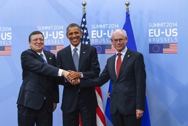 Zleva: šéf Evropské komise José Barroso, americký prezident Barack Obama a Herman Van Rompuy, který předsedá jednáním členských zemí EU.