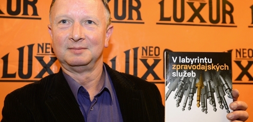 Bývalý šéf zpravodajské BIS Jiří Růžek se svojí knihou V labyrintu zpravodajských služeb.