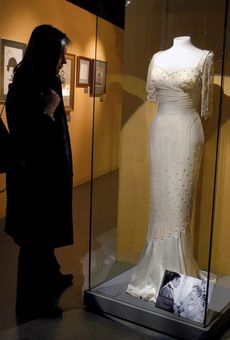 Šaty slavné herečky Marilyn Monroe k vidění na výstavě věnované jejímu životu a kariéře.