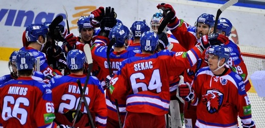 Hokejisté Lva Praha nastoupí k šestému čtvrtfinálovému utkání play-off Kontinentální ligy v pátek v Doněcku. 