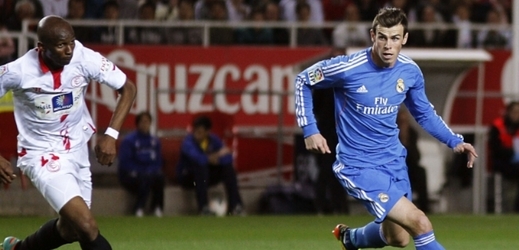 Gareth Bale (vpravo) v zápase se Sevillou.