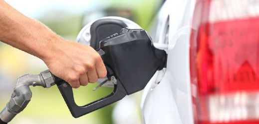Češi zaplatí za benzin méně (ilustrační foto).