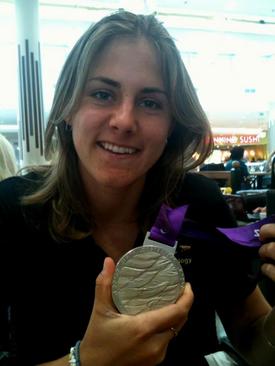 Kateřina Kudláčková se stříbrnou olympijskou medailí z paralympijských her v Londýně, kterou vystřelil lukostřelec David Drahonínský.