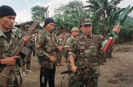 Tajemník Fronty islámského osvobození Morů Al Haj Murad spolu s dalšími povstalci na archivním snímku z února 1999).