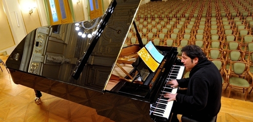 Filharmonie Brno získala nový koncertní klavír. Nástroj slavné značky Steinway za 3,9 milionu korun. 
