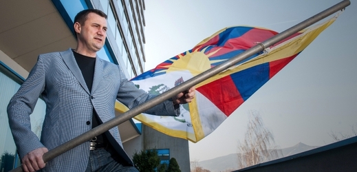 Hejtman Martin Půta s tibetskou vlajkou, kterou vyvěsil 10. března budově krajského úřadu Libereckého kraje.