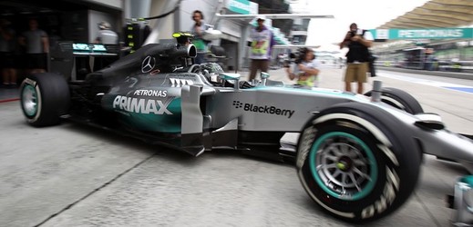 Německý pilot Nico Rosberg potvrdil v pátečních trénincích na Velkou cenu Malajsie formule 1, že je Mercedes v úvodu sezony skvěle připraven. 